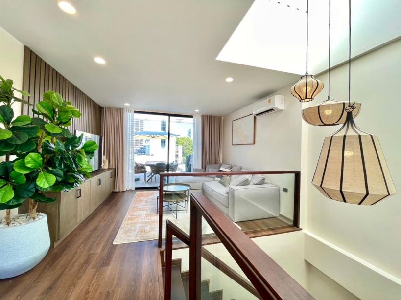 4 Bedrooms, 3 Bathrooms 200sqm @Luxurious Townhouse with Private Rooftop – Best of Sathorn-Silom For Rent 120kTHB/Month