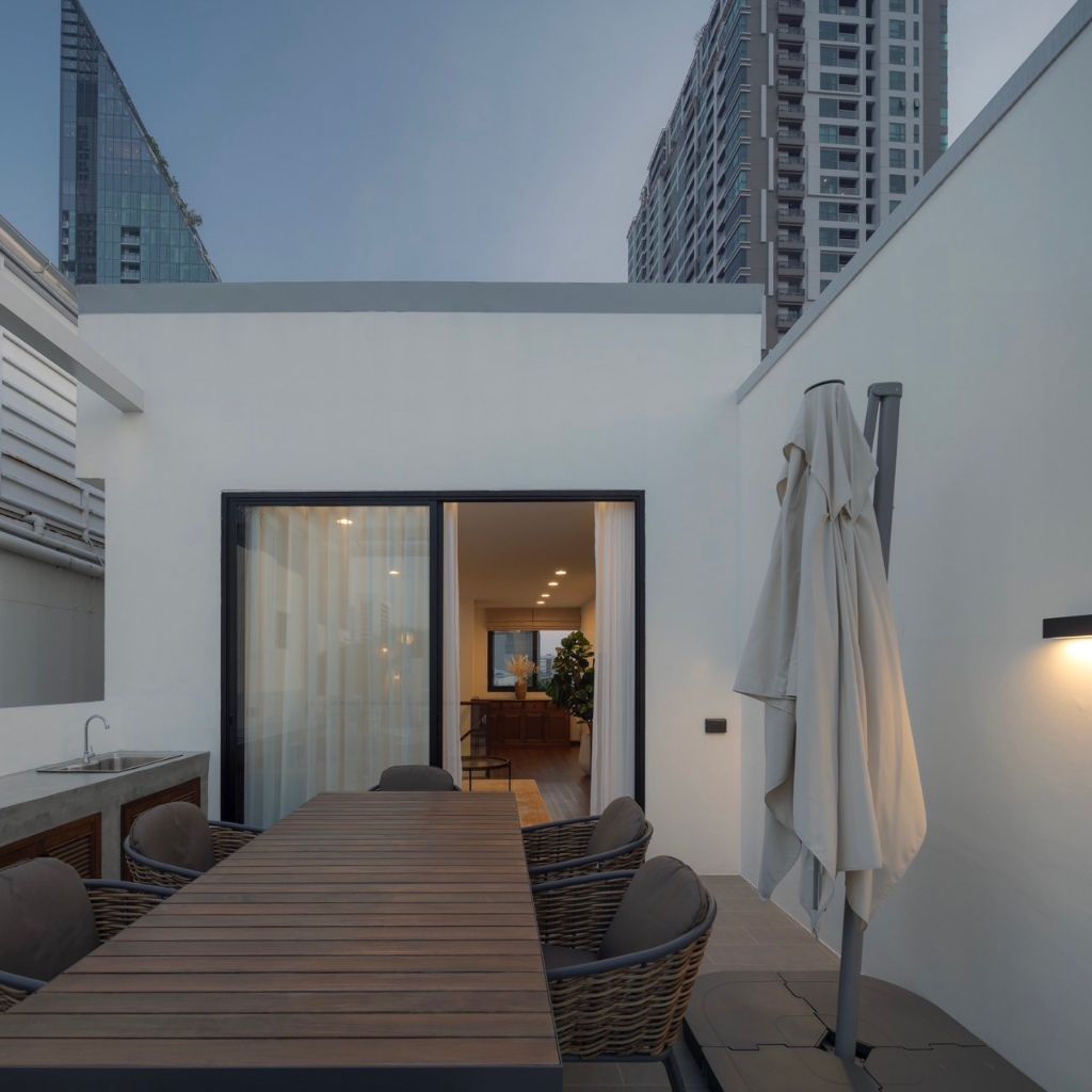 4 Bedrooms, 3 Bathrooms 200sqm @Luxurious Townhouse with Private Rooftop – Best of Sathorn-Silom For Rent 120kTHB/Month