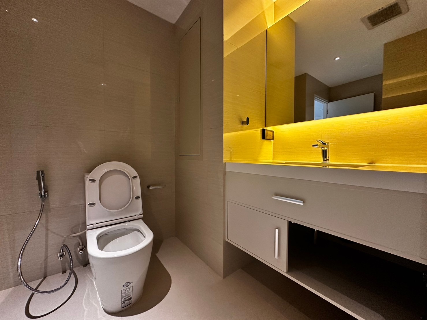 3 Bedrooms, 3 Bathrooms 251sqm @D.S. Tower 1 Sukhumvit 33 For Rent 120,000THB/Month