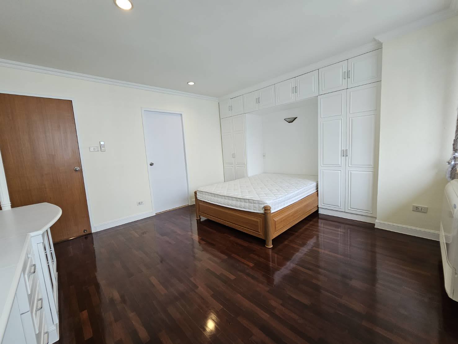 3 Bedrooms, 4 Bathrooms 236sqm @D.S. Tower 1 Sukhumvit For Rent 69,000THB/Month