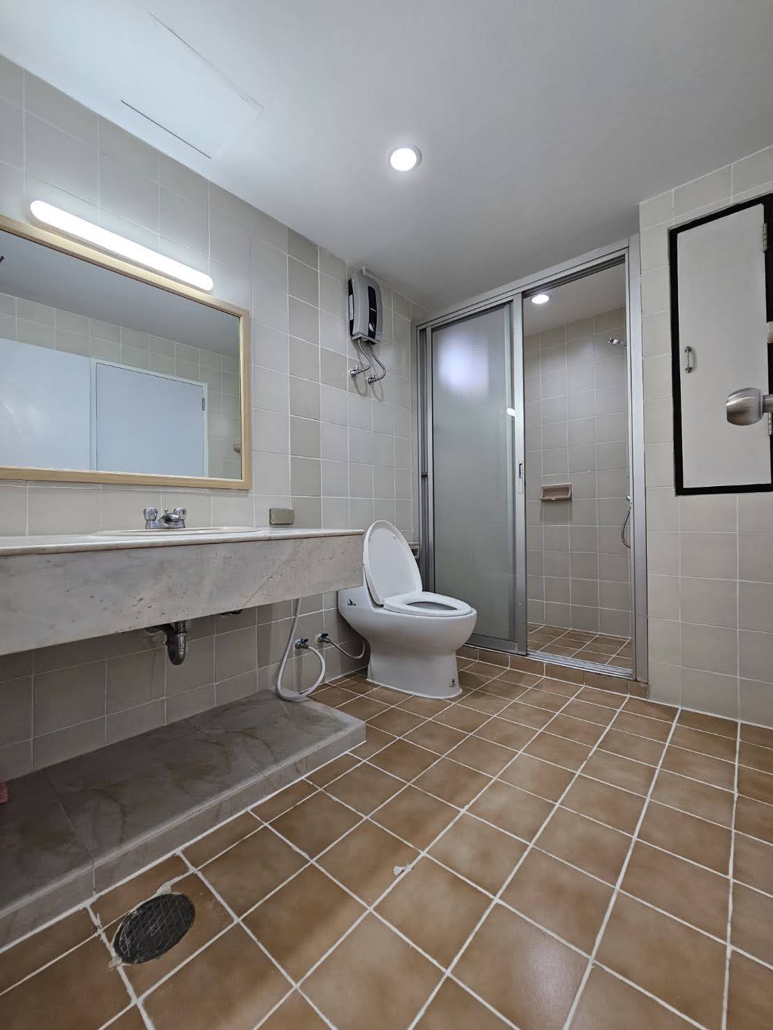 3 Bedrooms, 4 Bathrooms 236sqm @D.S. Tower 1 Sukhumvit For Rent 69,000THB/Month