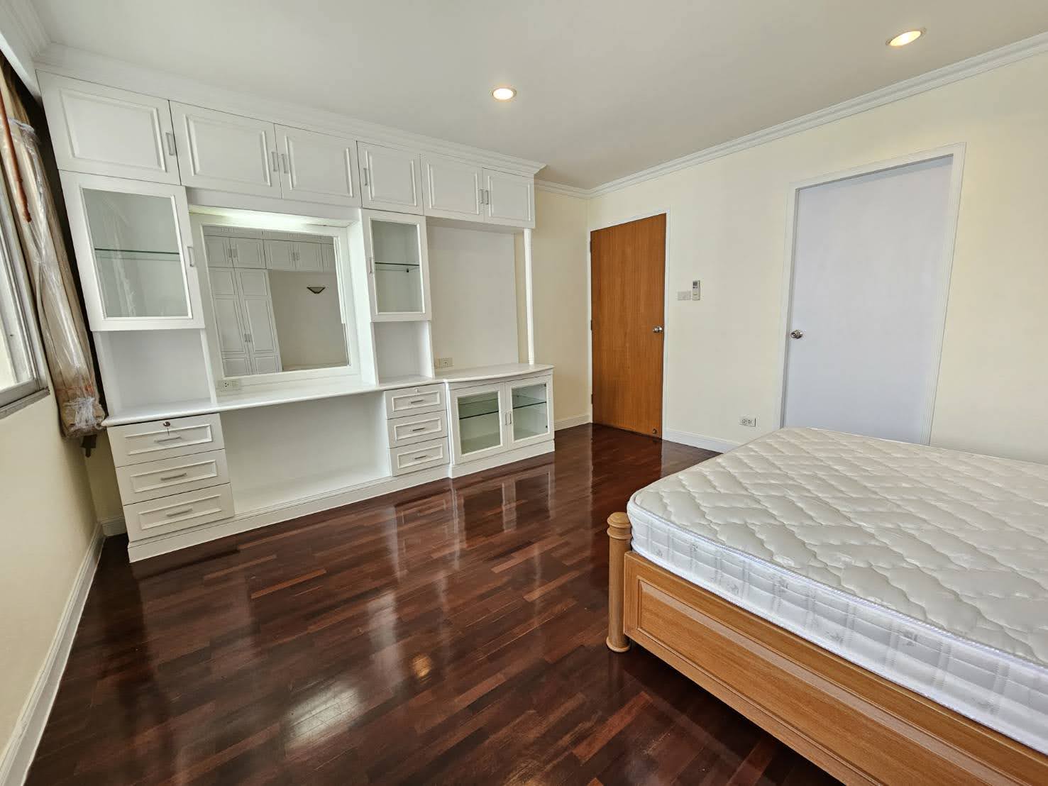 3 Bedrooms, 4 Bathrooms 236sqm @D.S. Tower 1 Sukhumvit For Rent 69,000THB/Month