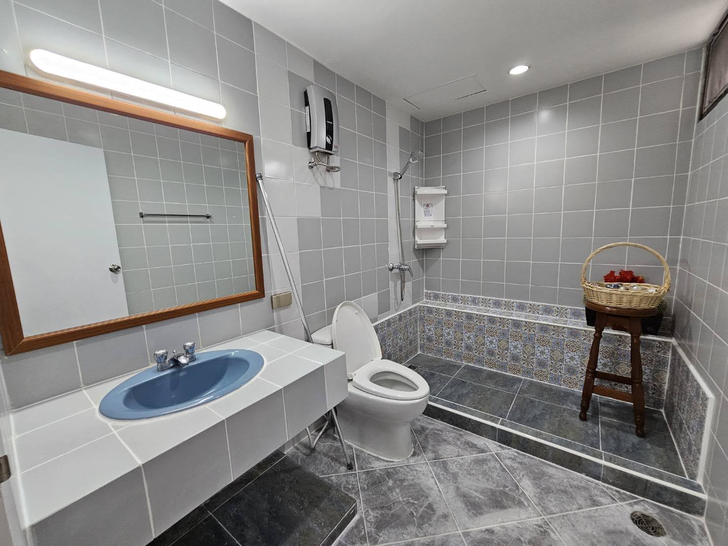 3 Bedrooms, 4 Bathrooms 236sqm @D.S. Tower 1 Sukhumvit For Rent 69,000THB/Month