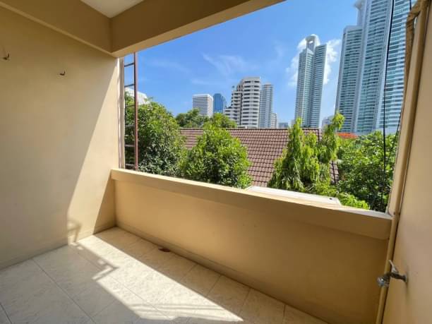 2 Bedrooms, 2 Bathrooms 110sqm 5th Floor @Lin Court in Khlong Toei For Rent 30,000THB/Month