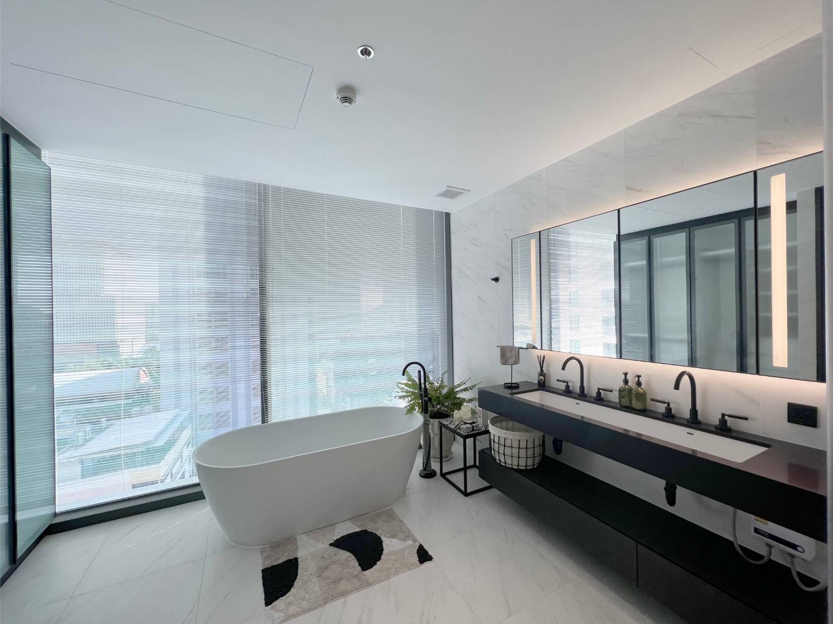 2 Bedrooms,2 Bathrooms 98sqm @Tait Sathorn 12 For Rent 100,000THB/Month