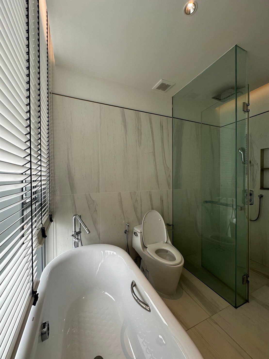 2 Bedrooms, 2 Bathrooms 105sqm 12th Flr @ Kraam Sukhumvit 26 For Rent 120,000THB/Month