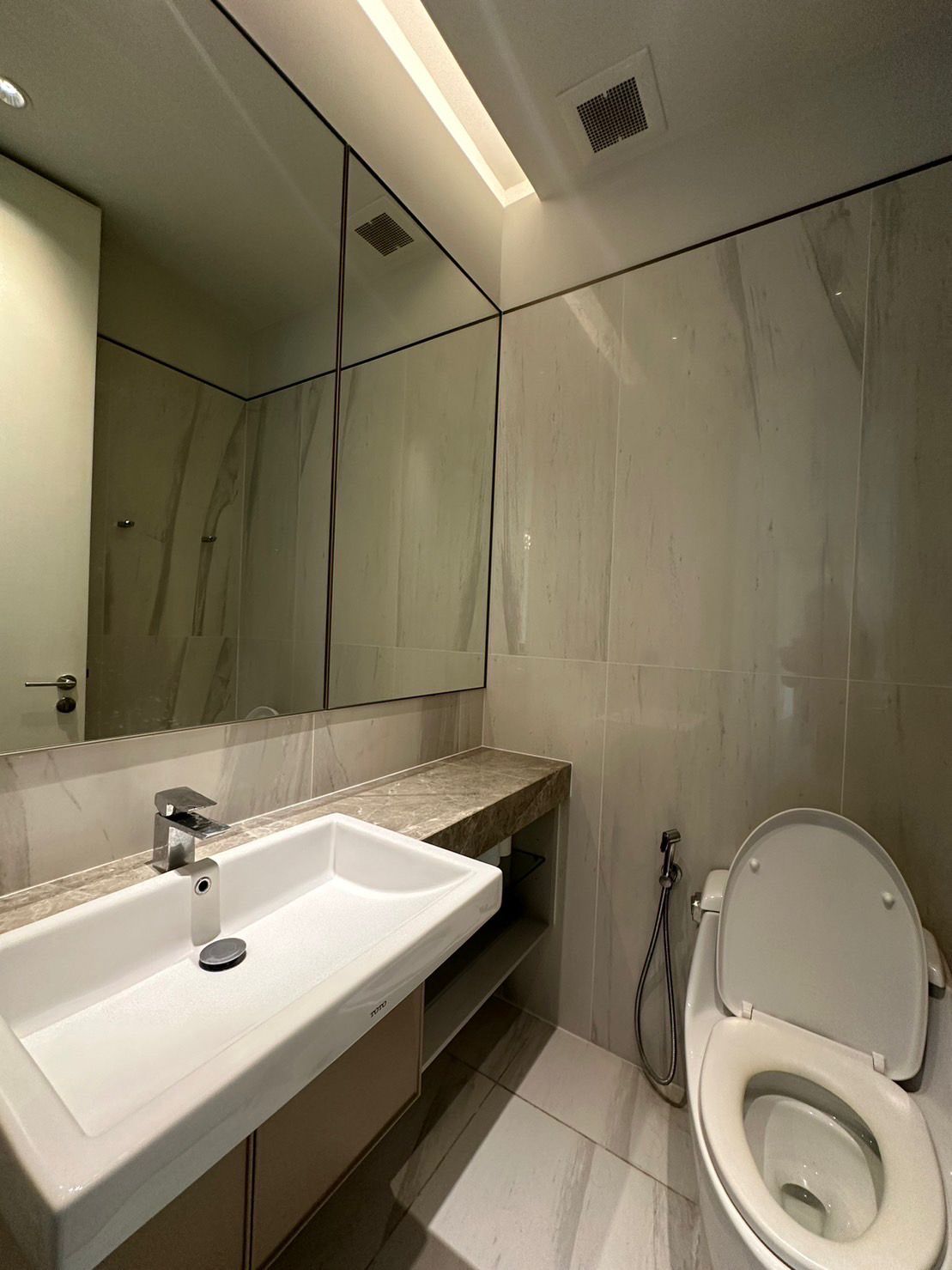 2 Bedrooms, 2 Bathrooms 105sqm 12th Flr @ Kraam Sukhumvit 26 For Rent 120,000THB/Month