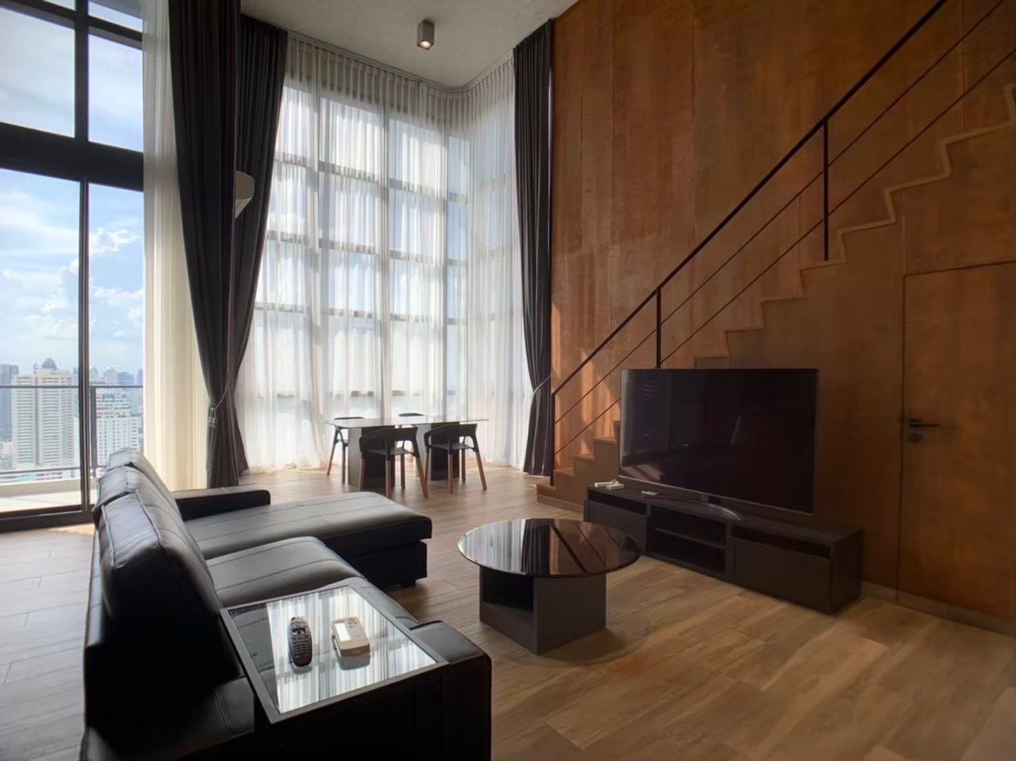 2 Bedrooms, 2 Bathrooms 120sqm 37th Flr @The Lofts Asoke  For Rent 120,000THB/Month