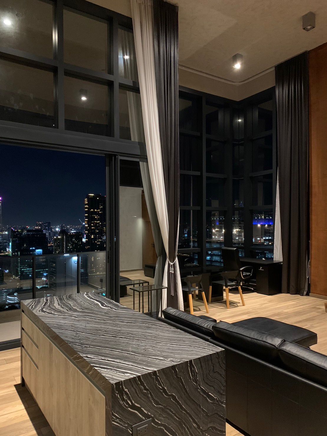 2 Bedrooms, 2 Bathrooms 120sqm 37th Flr @The Lofts Asoke  For Rent 120,000THB/Month