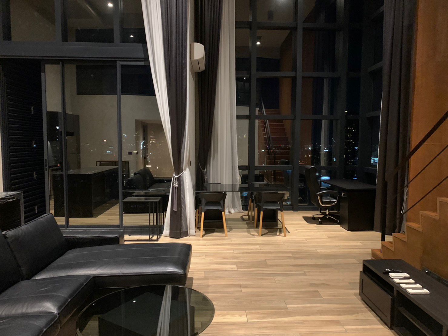 2 Bedrooms, 2 Bathrooms 120sqm 37th Flr @The Lofts Asoke  For Rent 120,000THB/Month