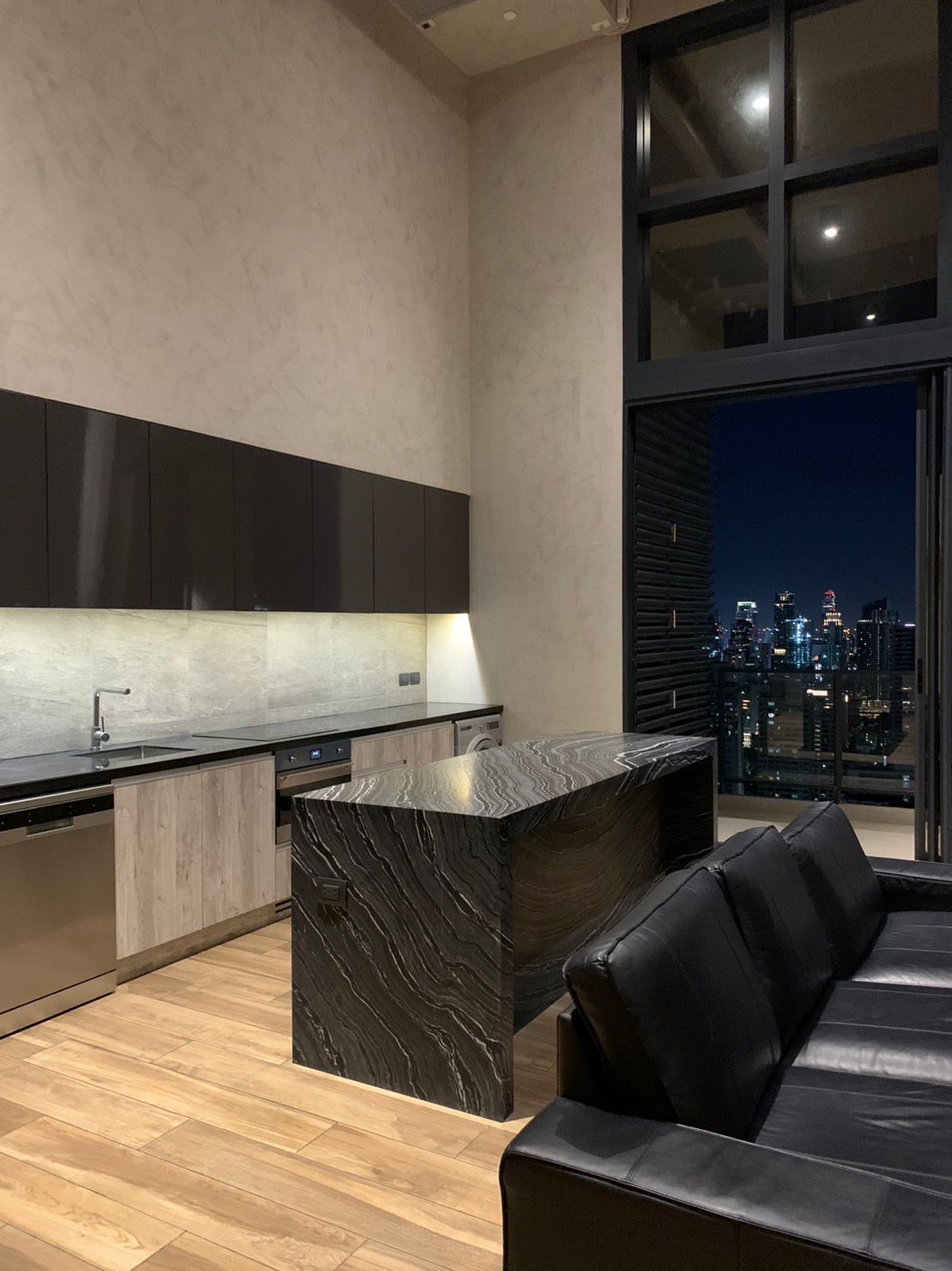 2 Bedrooms, 2 Bathrooms 120sqm 37th Flr @The Lofts Asoke  For Rent 120,000THB/Month