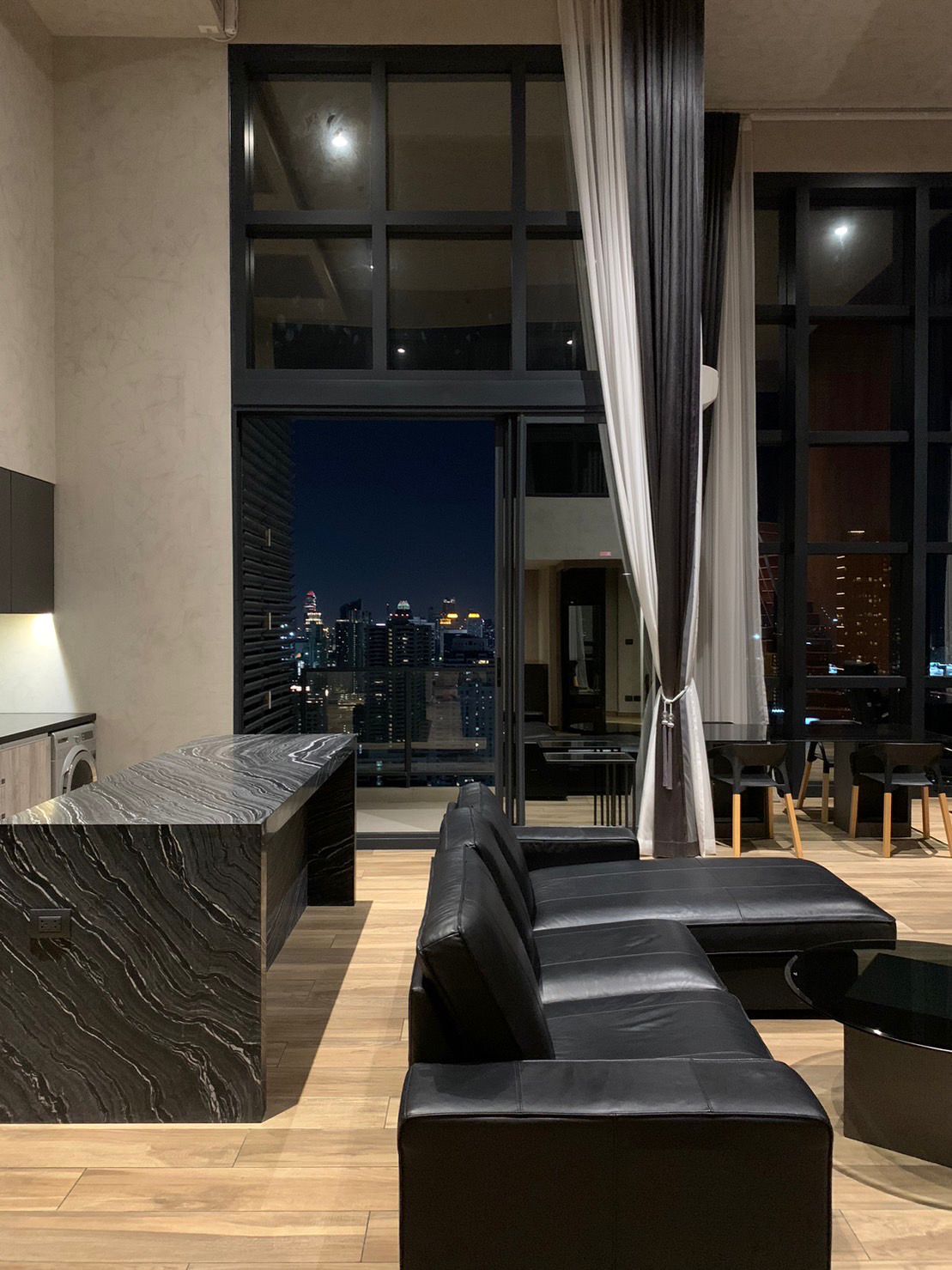 2 Bedrooms, 2 Bathrooms 120sqm 37th Flr @The Lofts Asoke  For Rent 120,000THB/Month