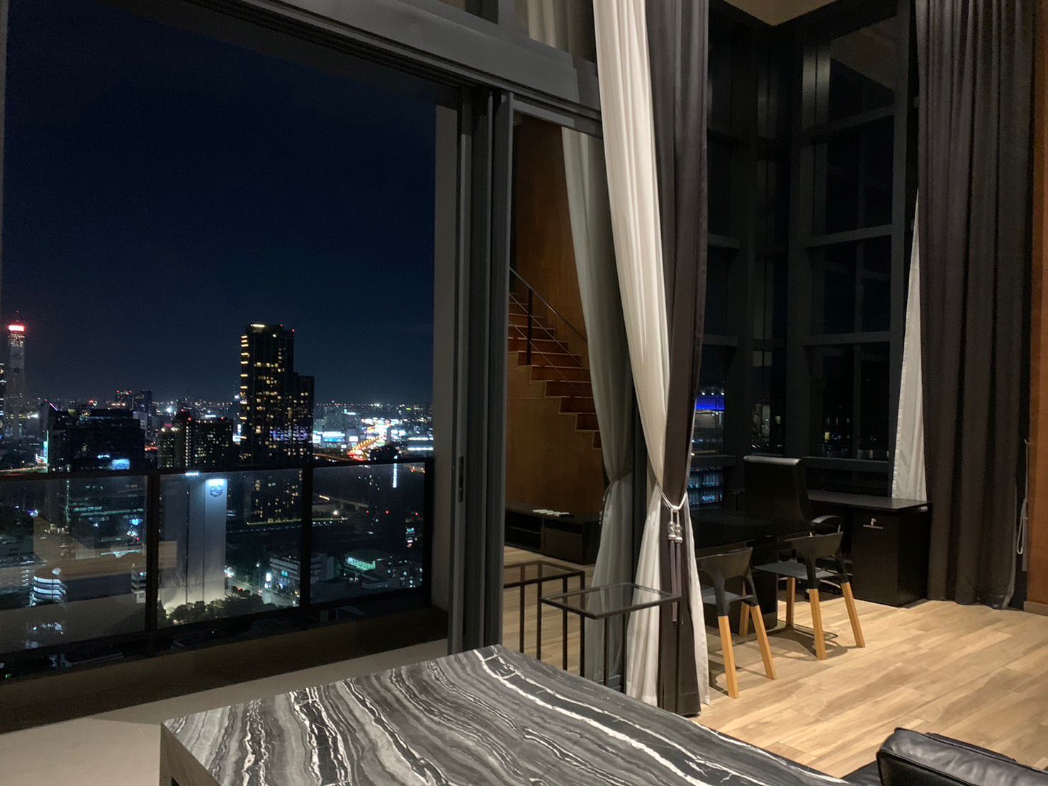 2 Bedrooms, 2 Bathrooms 120sqm 37th Flr @The Lofts Asoke  For Rent 120,000THB/Month