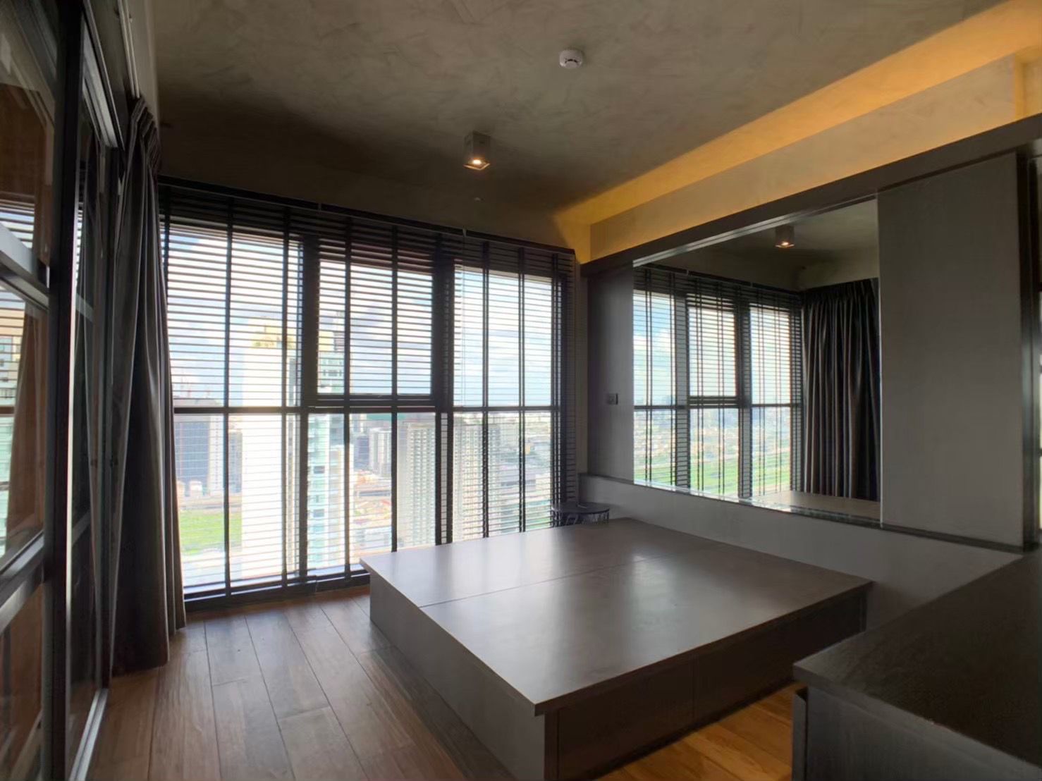 2 Bedrooms, 2 Bathrooms 120sqm 37th Flr @The Lofts Asoke  For Rent 120,000THB/Month