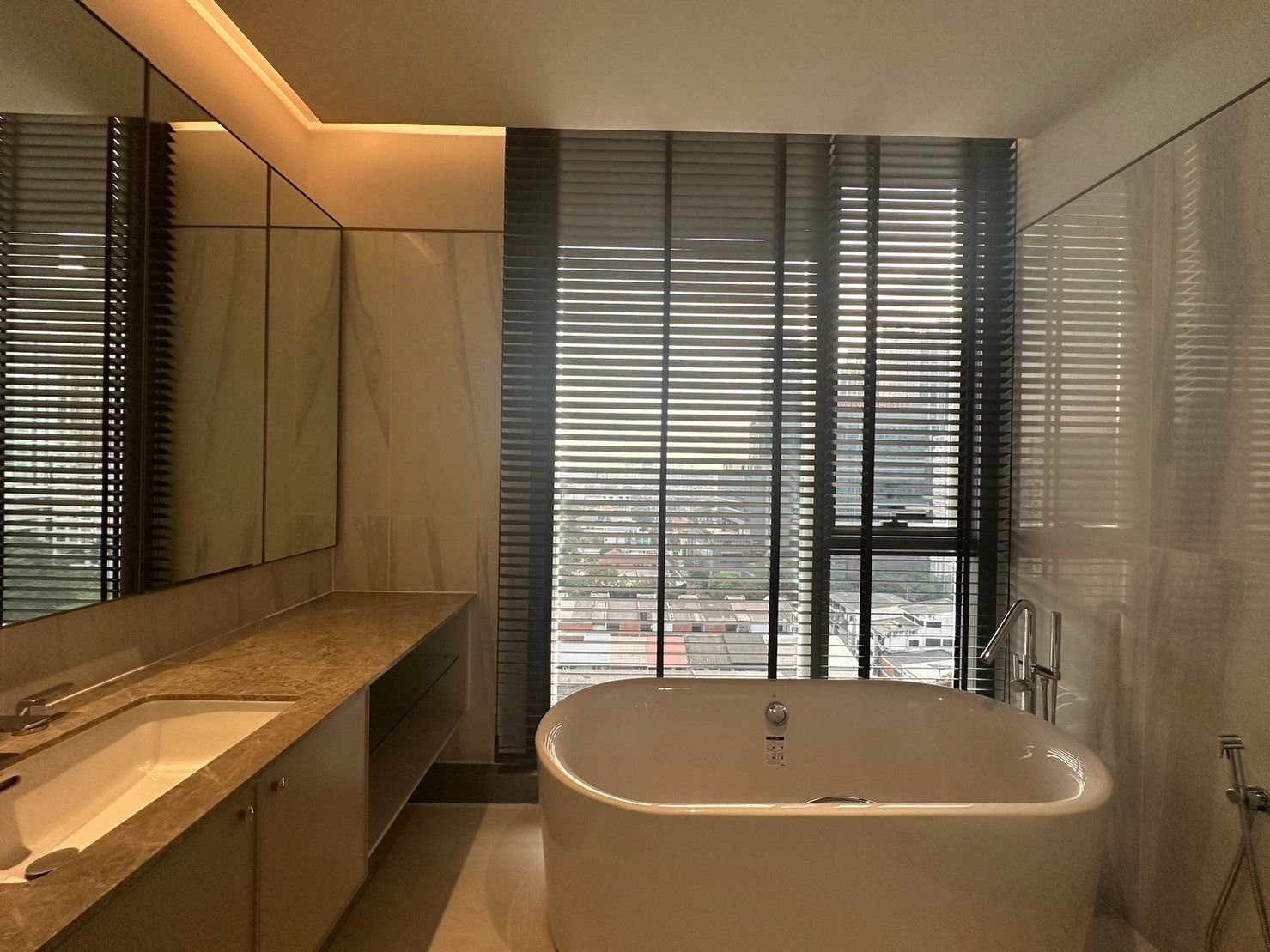 2 Bedrooms, 2 Bathrooms 105sqm 12th Flr @The Lofts Asoke  For Rent 120,000THB/Month