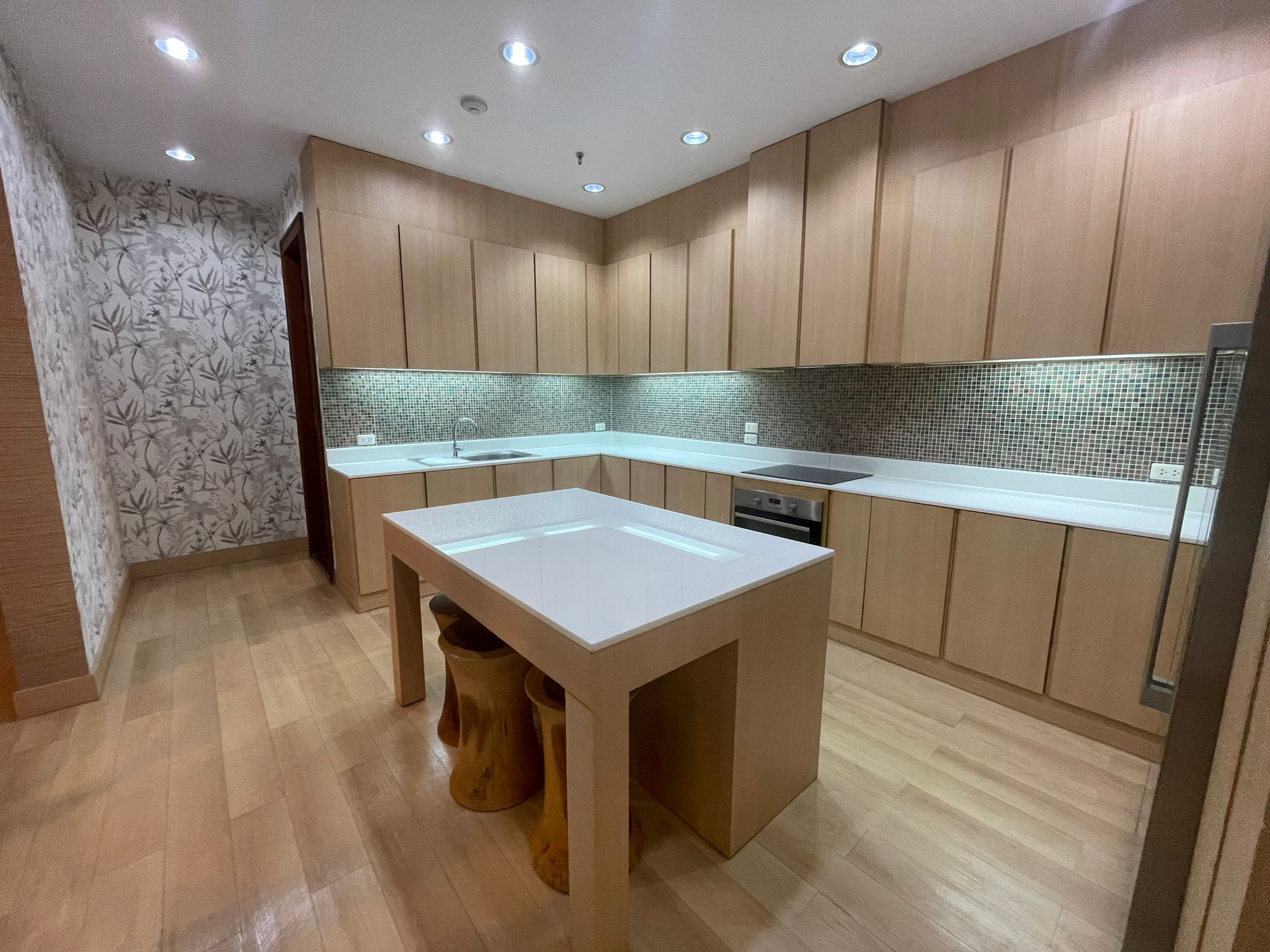 2 Bedrooms, 2 Bathroom 160sqm Top Floor @ CitiSmart Sukhumvit 18 For Sale 25MB