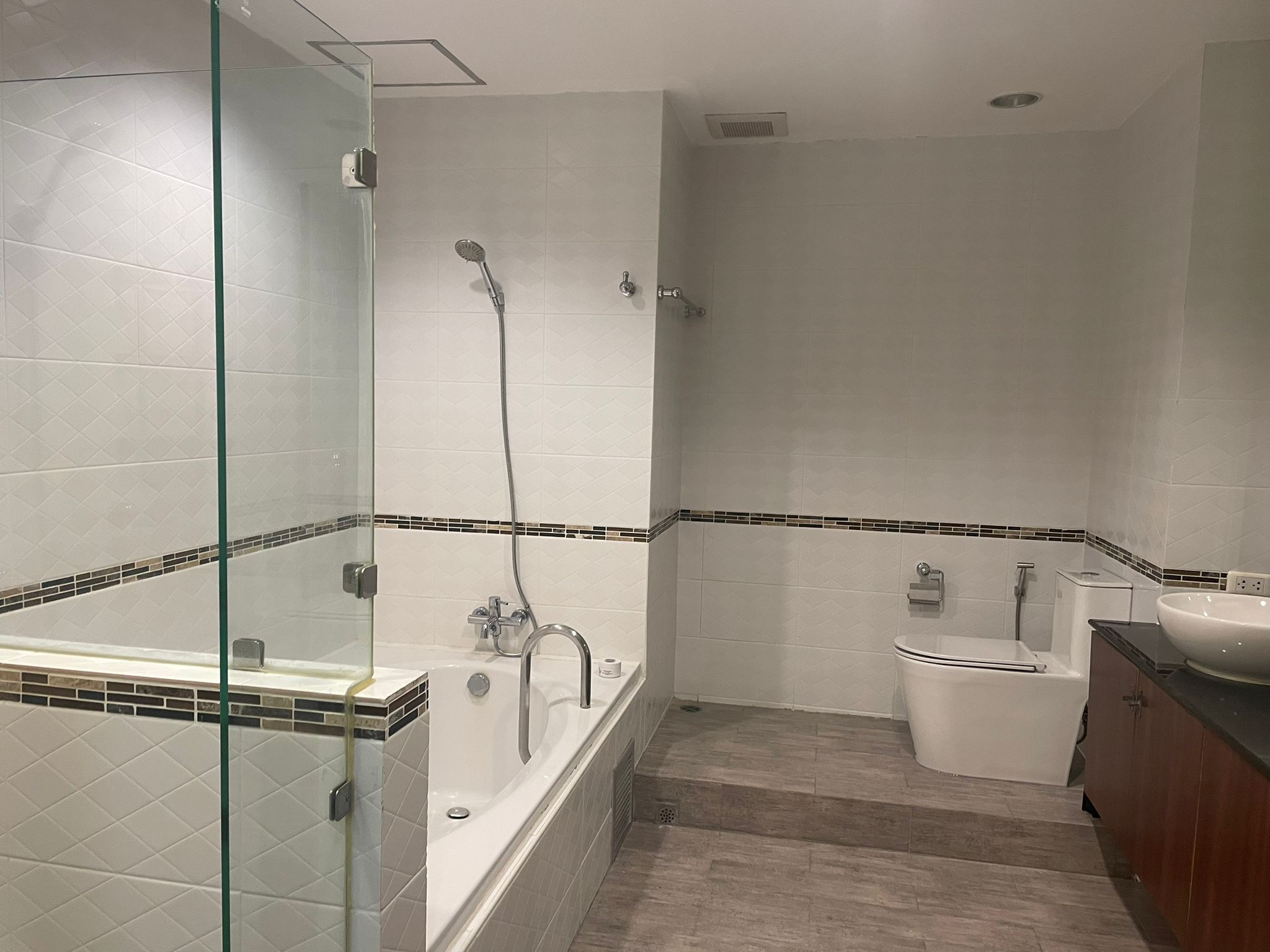 2 Bedrooms, 2 Bathroom 160sqm Top Floor @ CitiSmart Sukhumvit 18 For Sale 25MB