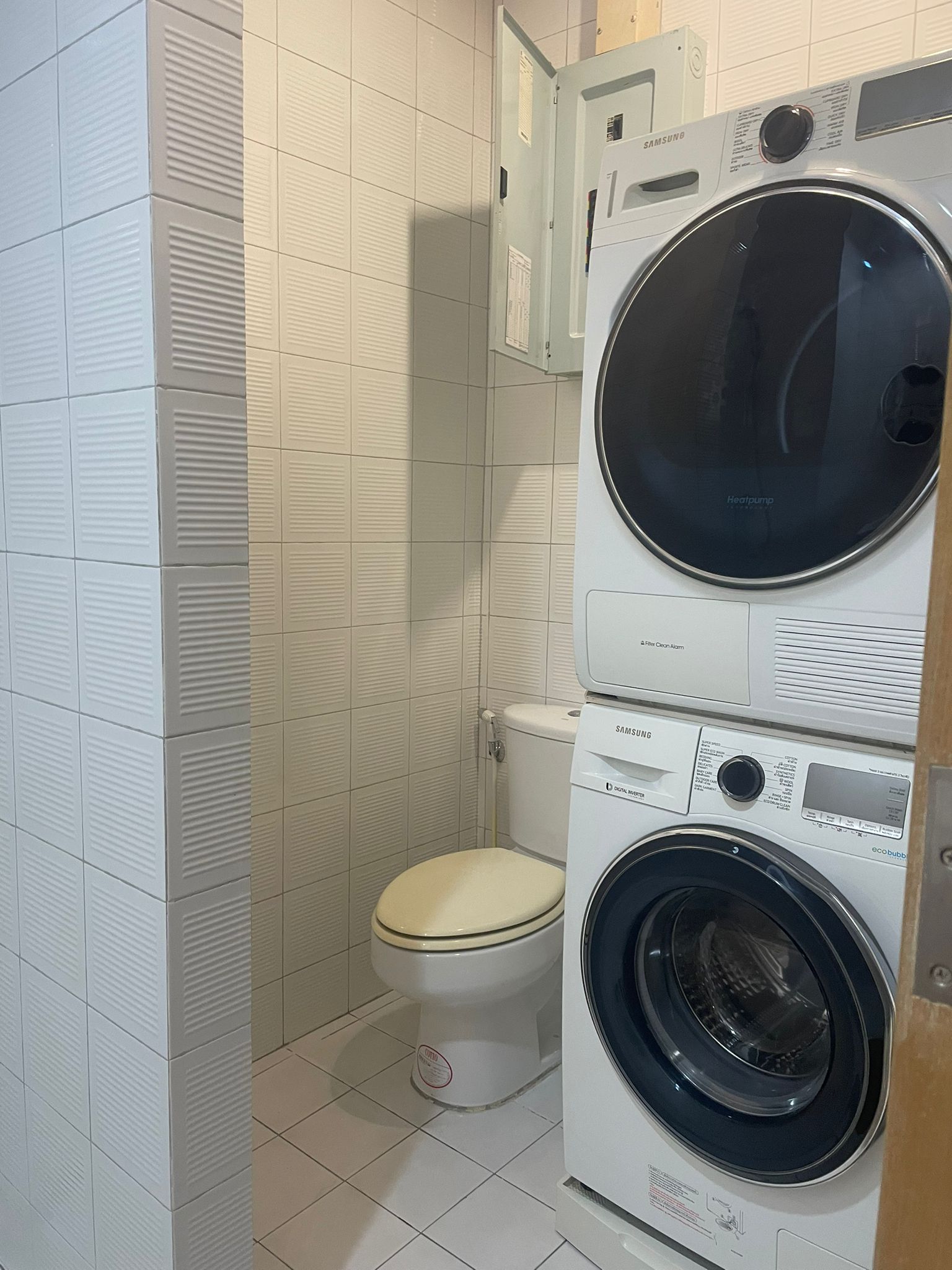 2 Bedrooms, 2 Bathroom 160sqm Top Floor @ CitiSmart Sukhumvit 18 For Sale 25MB
