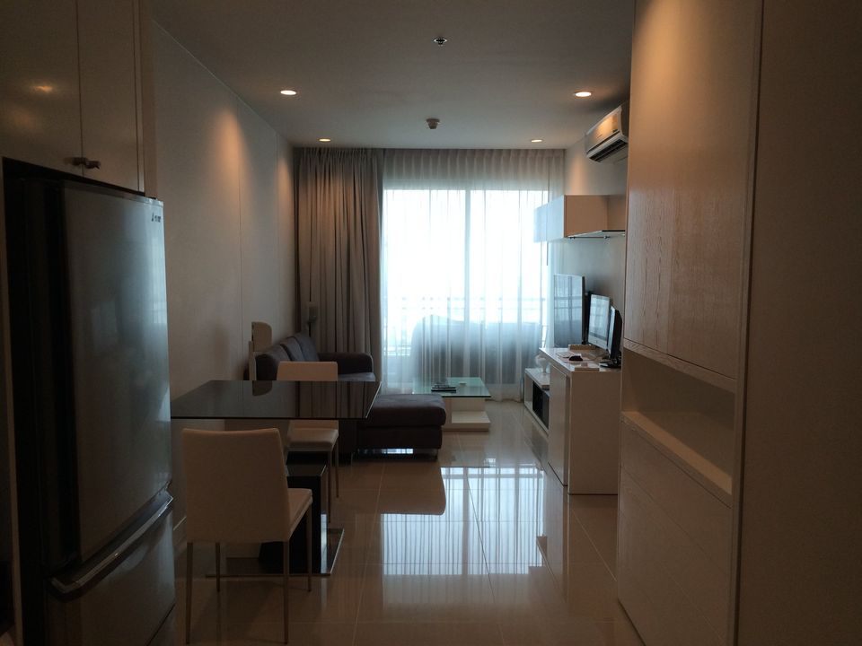 1 Bedroom, 1 Bathroom 47sqm 27th Flr@The Circle Petchaburi Tower 2 For Sale 4.7MB Includes 800,000THB worth of Appliances and Furnitures.