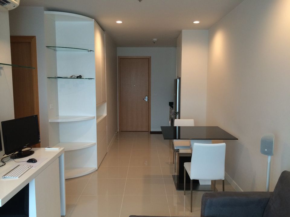 1 Bedroom, 1 Bathroom 47sqm 27th Flr@The Circle Petchaburi Tower 2 For Sale 4.7MB Includes 800,000THB worth of Appliances and Furnitures.