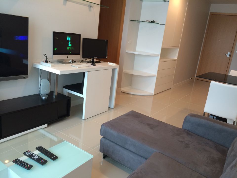 1 Bedroom, 1 Bathroom 47sqm 27th Flr@The Circle Petchaburi Tower 2 For Sale 4.7MB Includes 800,000THB worth of Appliances and Furnitures.