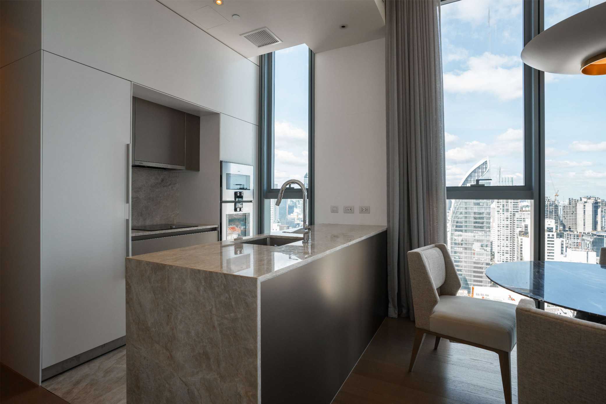 1 Bed/1 Bath 85 sqm 29th Flr @SCOPE Langsuan Sale 69.9M Bath
