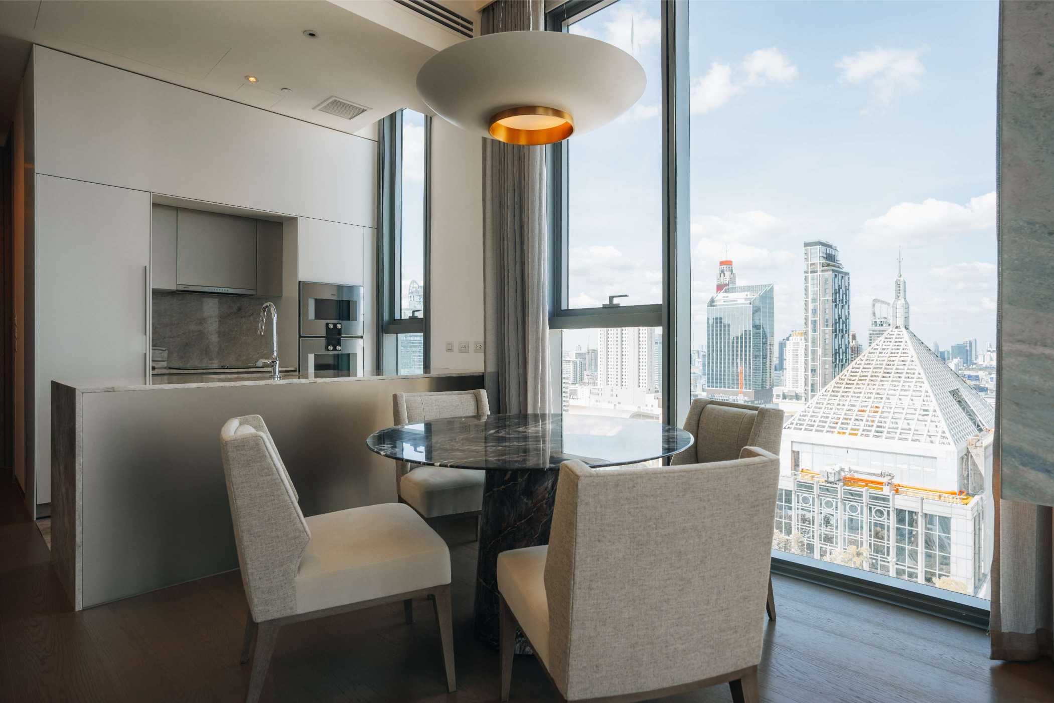 1 Bed/1 Bath 85 sqm 29th Flr @SCOPE Langsuan Sale 69.9M Bath