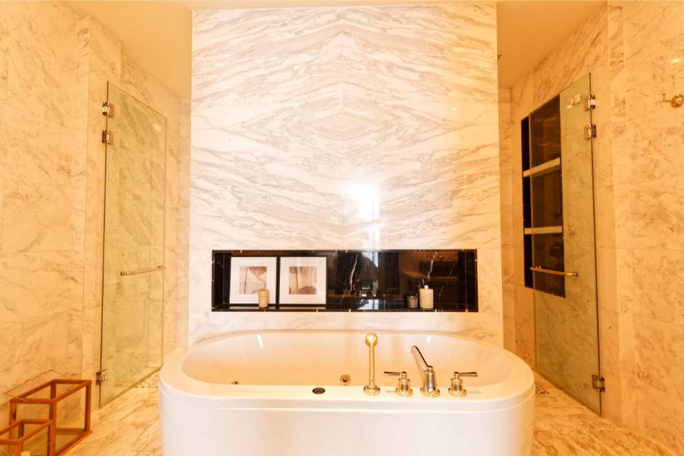 2BR/2BA 128sqm 31st Flr Mandarin Oriental Rent 250K/Sale 70M