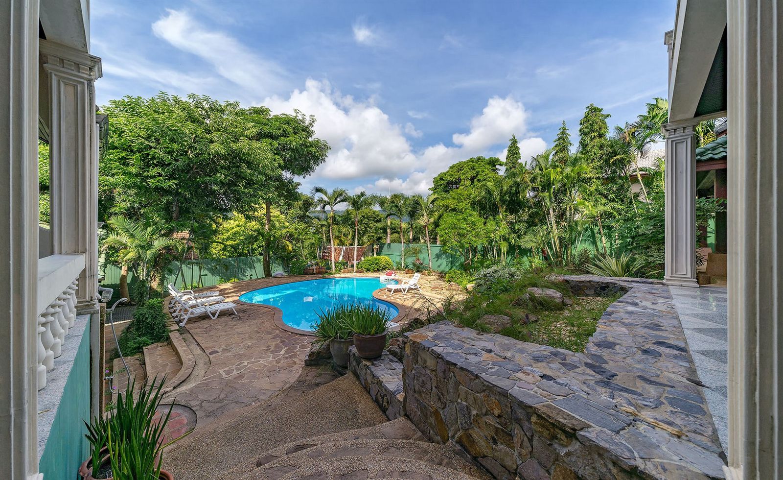4-Bedroom 4-bathroom Villa at Chaweng Lakeview Villa for Sale 150 M THB