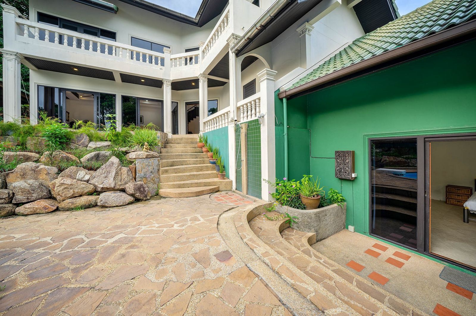 4-Bedroom 4-bathroom Villa at Chaweng Lakeview Villa for Sale 150 M THB