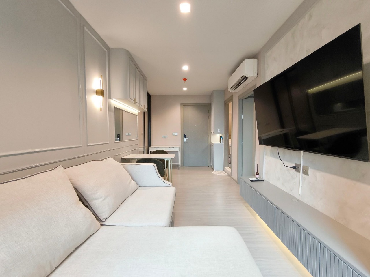 Luxury at Life Asoke Rama 9! Fully furnished 1-BR 1-BTH condo with city views, prime location near MRT Rama 9, and premium amenities for 28,000 THB/month.