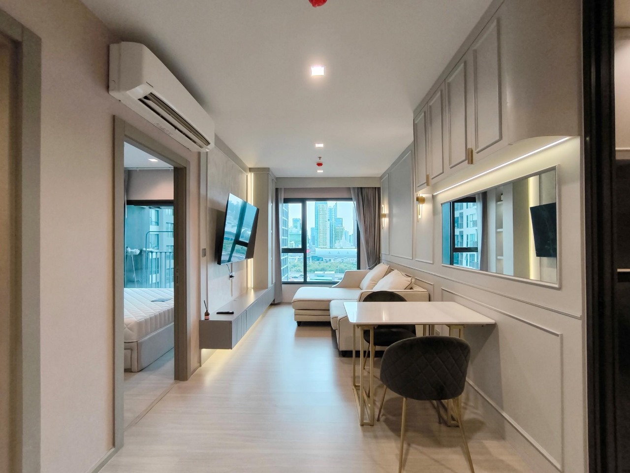 Luxury at Life Asoke Rama 9! Fully furnished 1-BR 1-BTH condo with city views, prime location near MRT Rama 9, and premium amenities for 28,000 THB/month.