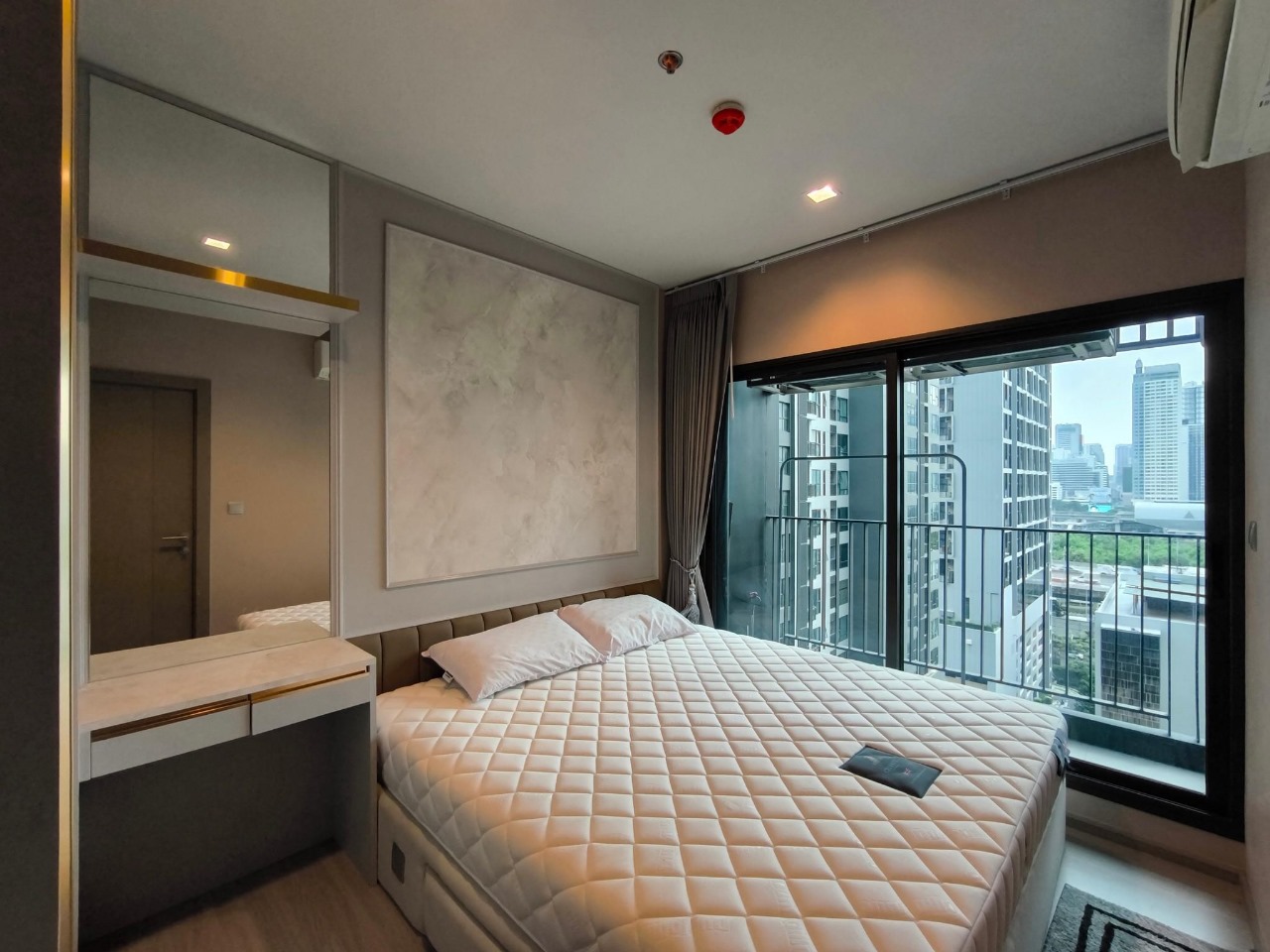 Luxury at Life Asoke Rama 9! Fully furnished 1-BR 1-BTH condo with city views, prime location near MRT Rama 9, and premium amenities for 28,000 THB/month.