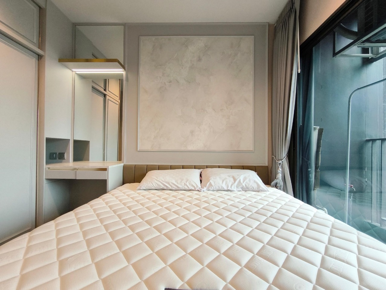 Luxury at Life Asoke Rama 9! Fully furnished 1-BR 1-BTH condo with city views, prime location near MRT Rama 9, and premium amenities for 28,000 THB/month.