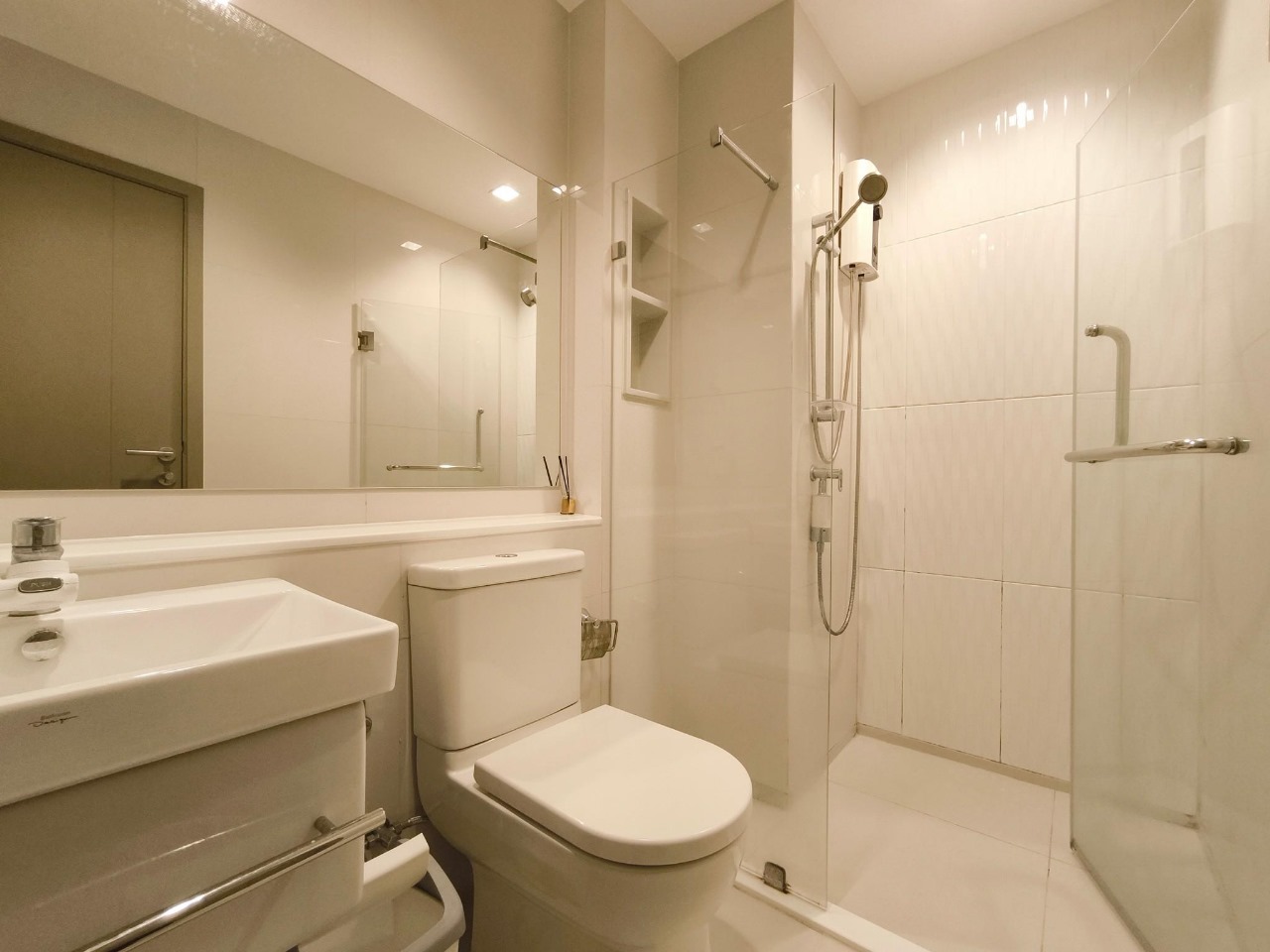 Luxury at Life Asoke Rama 9! Fully furnished 1-BR 1-BTH condo with city views, prime location near MRT Rama 9, and premium amenities for 28,000 THB/month.