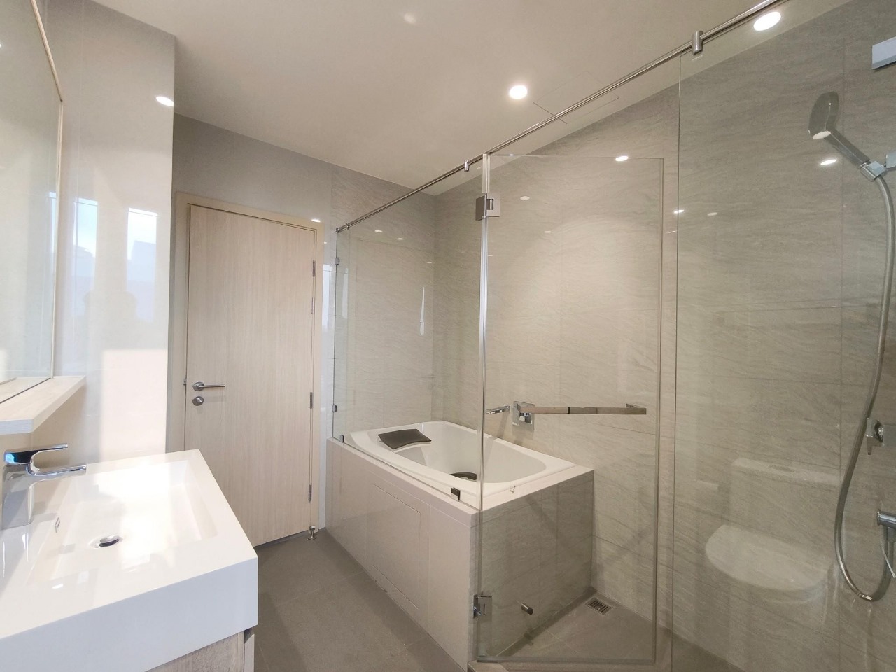 Fully furnished 2-bedroom 2-Bathroom condo for rent at Maru Ekkamai, 26th floor. Luxury amenities, pet-friendly, near BTS Ekkamai. Prime location at THB 62,000/month.