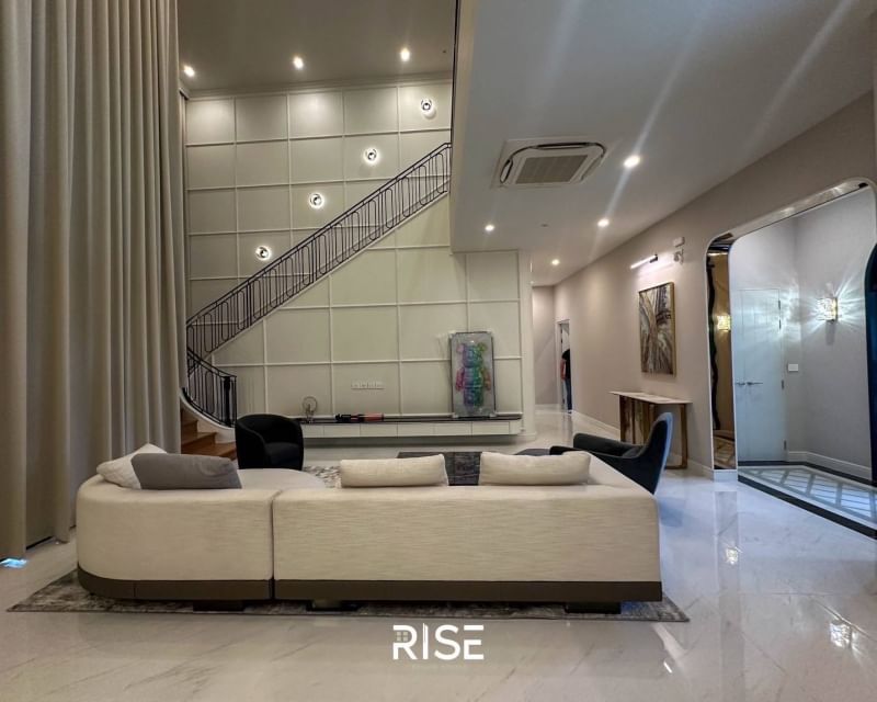 Luxury living at Narasiri Krungthepkreetha: a stunning 4-bedroom, 5-bathroom 554 sqm house for rent 550,000 THB/month with world-class amenities near MRT Si Kritha