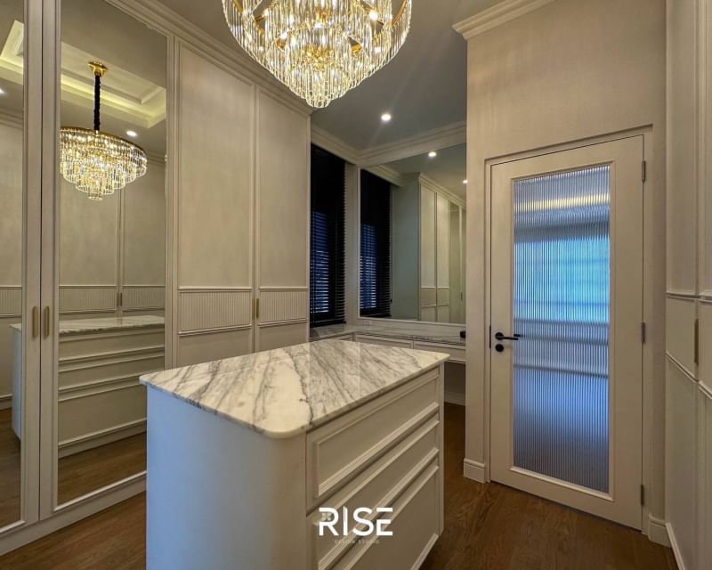Luxury living at Narasiri Krungthepkreetha: a stunning 4-bedroom, 5-bathroom 554 sqm house for rent 550,000 THB/month with world-class amenities near MRT Si Kritha