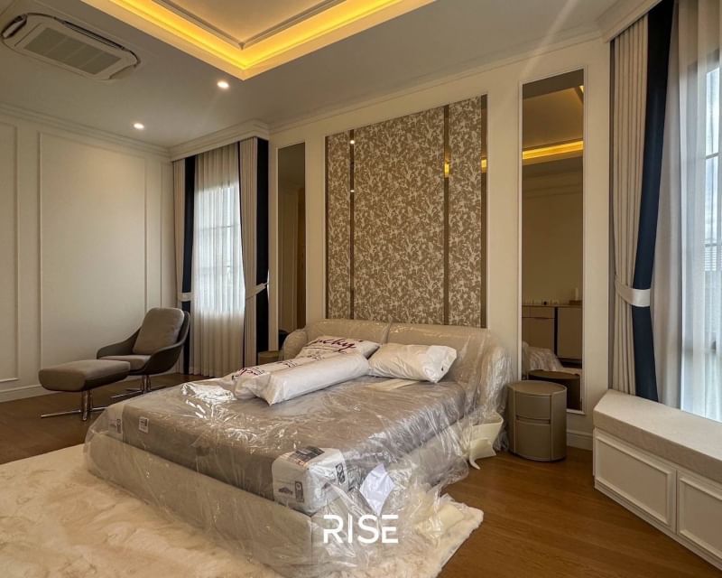 Luxury living at Narasiri Krungthepkreetha: a stunning 4-bedroom, 5-bathroom 554 sqm house for rent 550,000 THB/month with world-class amenities near MRT Si Kritha
