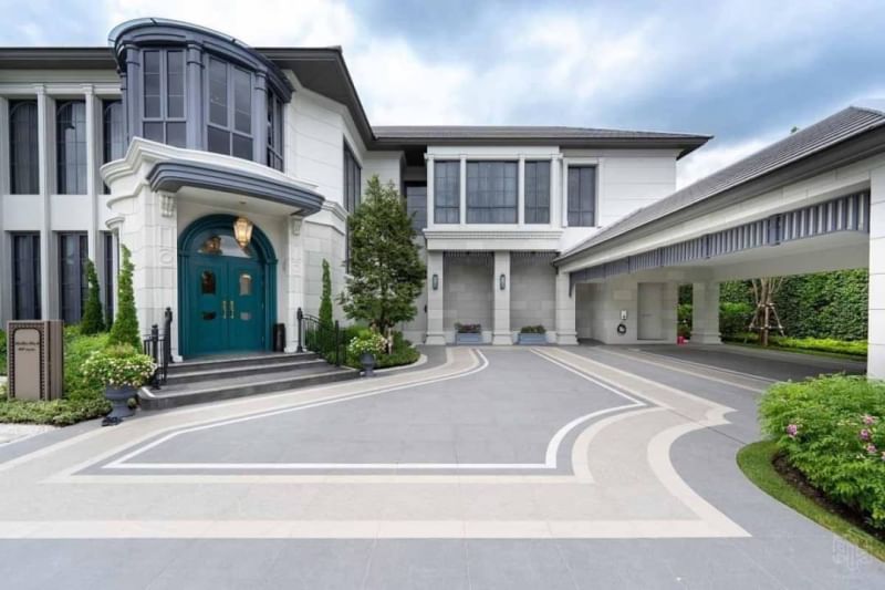 Luxury living at Narasiri Krungthepkreetha: a stunning 4-bedroom, 5-bathroom 554 sqm house for rent 550,000 THB/month with world-class amenities near MRT Si Kritha