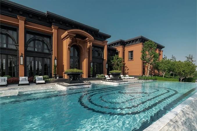 Luxury living at Narasiri Krungthepkreetha: a stunning 4-bedroom, 5-bathroom 554 sqm house for rent 550,000 THB/month with world-class amenities near MRT Si Kritha