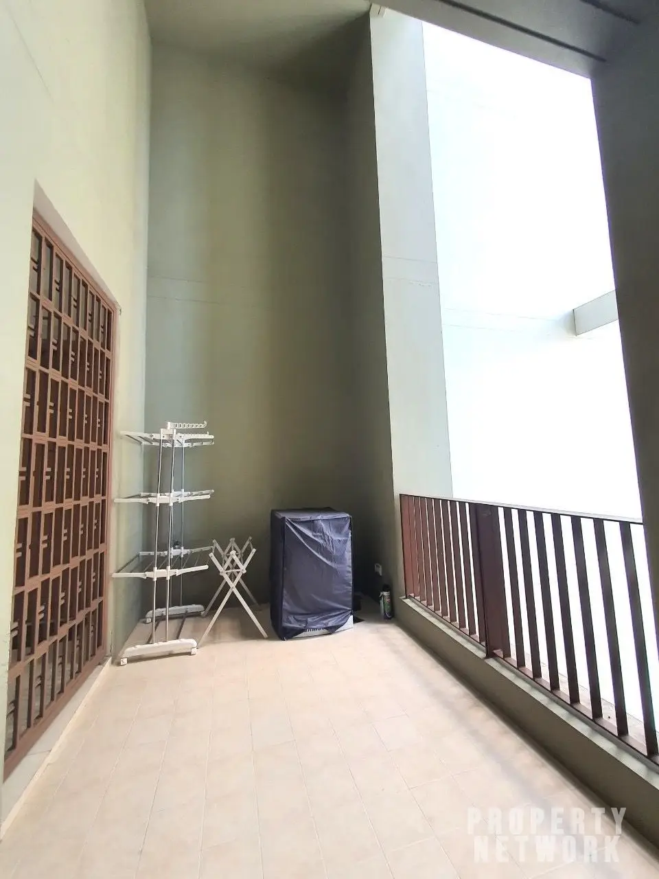 Luxurious 1-bedroom condo for rent at The Emporio Place, Sukhumvit 24. Spacious 95 sqm unit with modern furnishings and world-class amenities. THB 49,000/month near BTS Phrom Phong