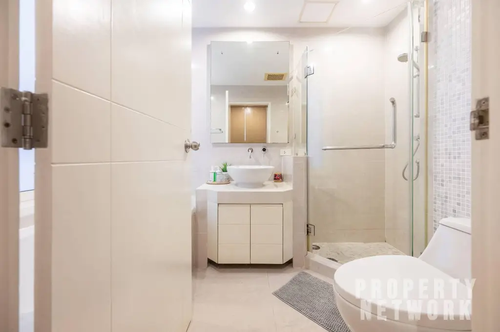 Spacious 2-bedroom, 2-bathroom condo for rent at Baan Siri 24, 110 sqm on the 20th floor. Fully furnished, prime Sukhumvit location, 70,000 THB/month near BTS Phrom Phong