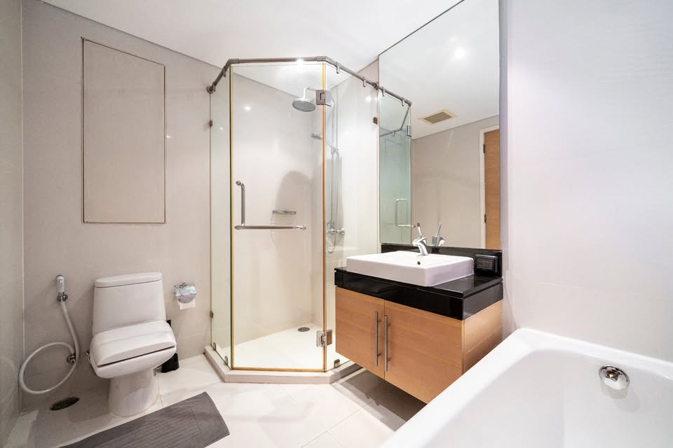 2-Bed, 2-Bath Condo for Rent at FULLERTON, Ekamai | 96 sqm, Fully Furnished, ฿85,000/month | Prime Location Next to Ekamai BTS | Pet-Friendly
