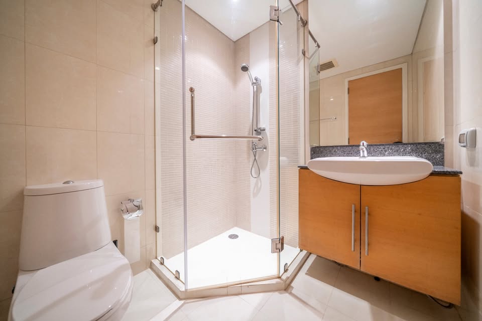 2-Bed, 2-Bath Condo for Rent at FULLERTON, Ekamai | 96 sqm, Fully Furnished, ฿85,000/month | Prime Location Next to Ekamai BTS | Pet-Friendly