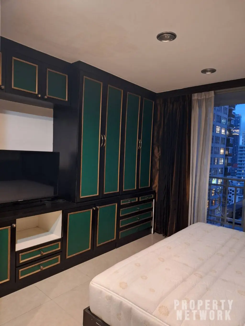 Spacious 78 sqm 1-bedroom condo for rent at Asoke Place, Sukhumvit. Fully furnished, great amenities, near BTS Asoke & MRT Sukhumvit. Rent: 28,000 THB/month.