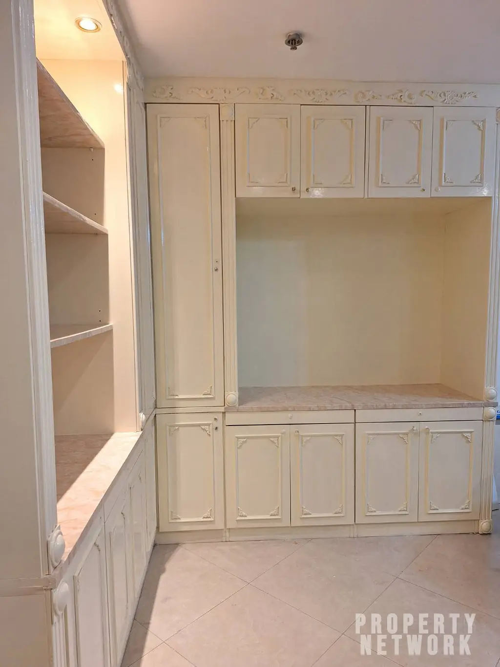 Spacious 78 sqm 1-bedroom condo for rent at Asoke Place, Sukhumvit. Fully furnished, great amenities, near BTS Asoke & MRT Sukhumvit. Rent: 28,000 THB/month.