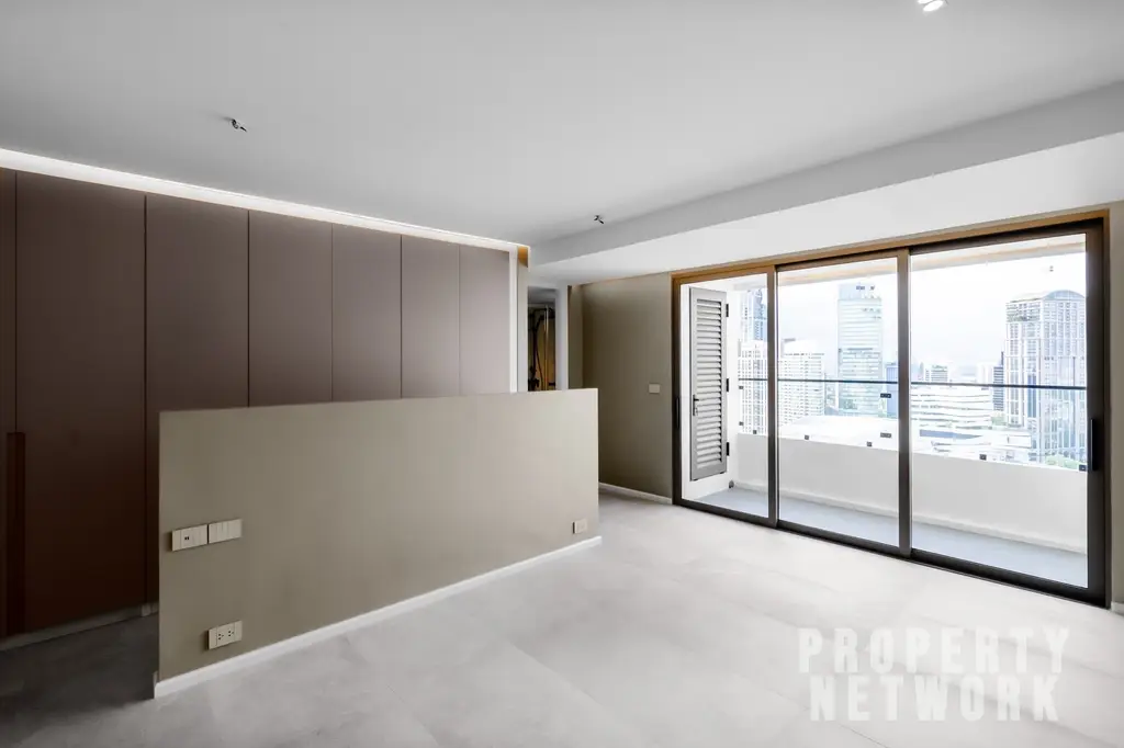 Explore this fully renovated 5-bedroom, 6-bathroom penthouse at D.S. Tower 1 Sukhumvit 33, offering 325 sqm of luxury living with pet-friendly amenities near BTS Phrom Phong