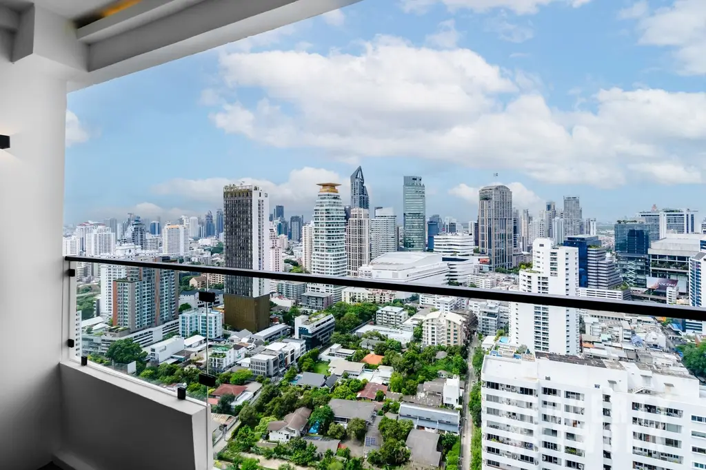 Explore this fully renovated 5-bedroom, 6-bathroom penthouse at D.S. Tower 1 Sukhumvit 33, offering 325 sqm of luxury living with pet-friendly amenities near BTS Phrom Phong