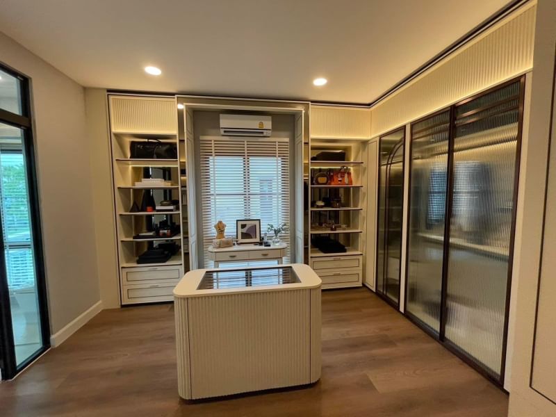 5-Bed, 6-Bath, 609 sqm House for Sale or Rent at Nantawan Krungthepkreetha, Saphan Sung – Rent ฿600,000/month, Near MRT Sri Kreetha Station
